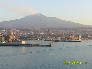 Hafen von Catania mit Ätna