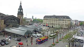 Bahnhofsvorplatz mit Bushaltestellen